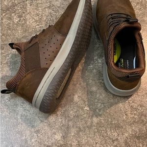 A sketchers shoe in size 8 for men.